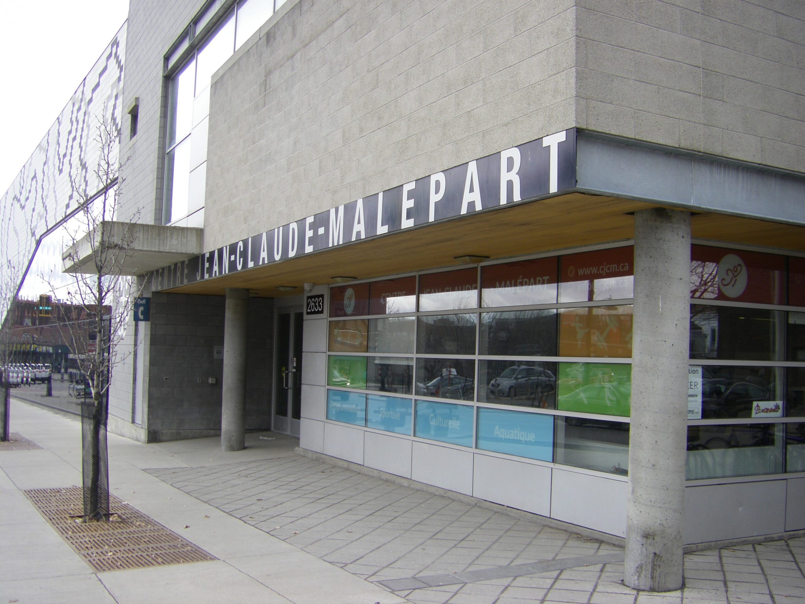 L’entrée du Centre Jean-Claude-Malépart, rue Ontario Est.