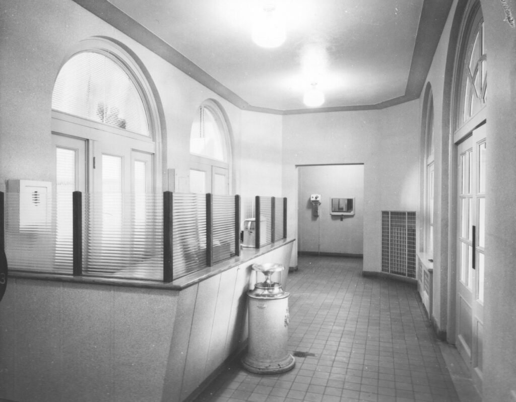 Accueil et entrée des vestiaires, vers 1957. 