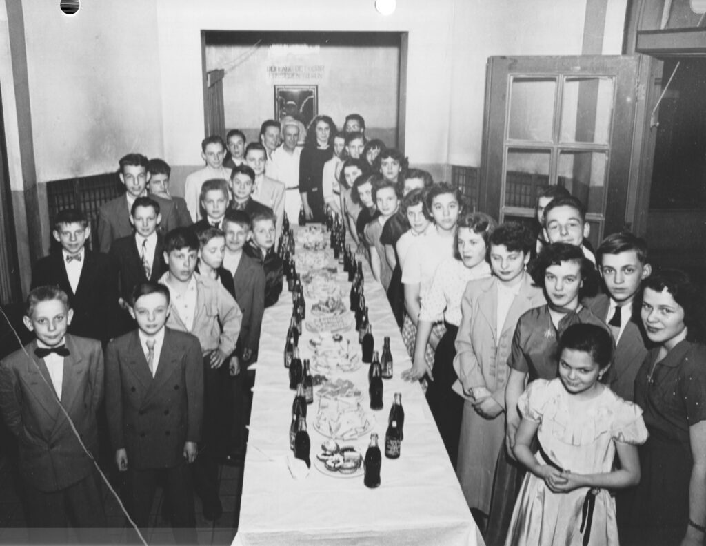 Fête pour les enfants dans l’espace d’accueil du bain Généreux, 1955.