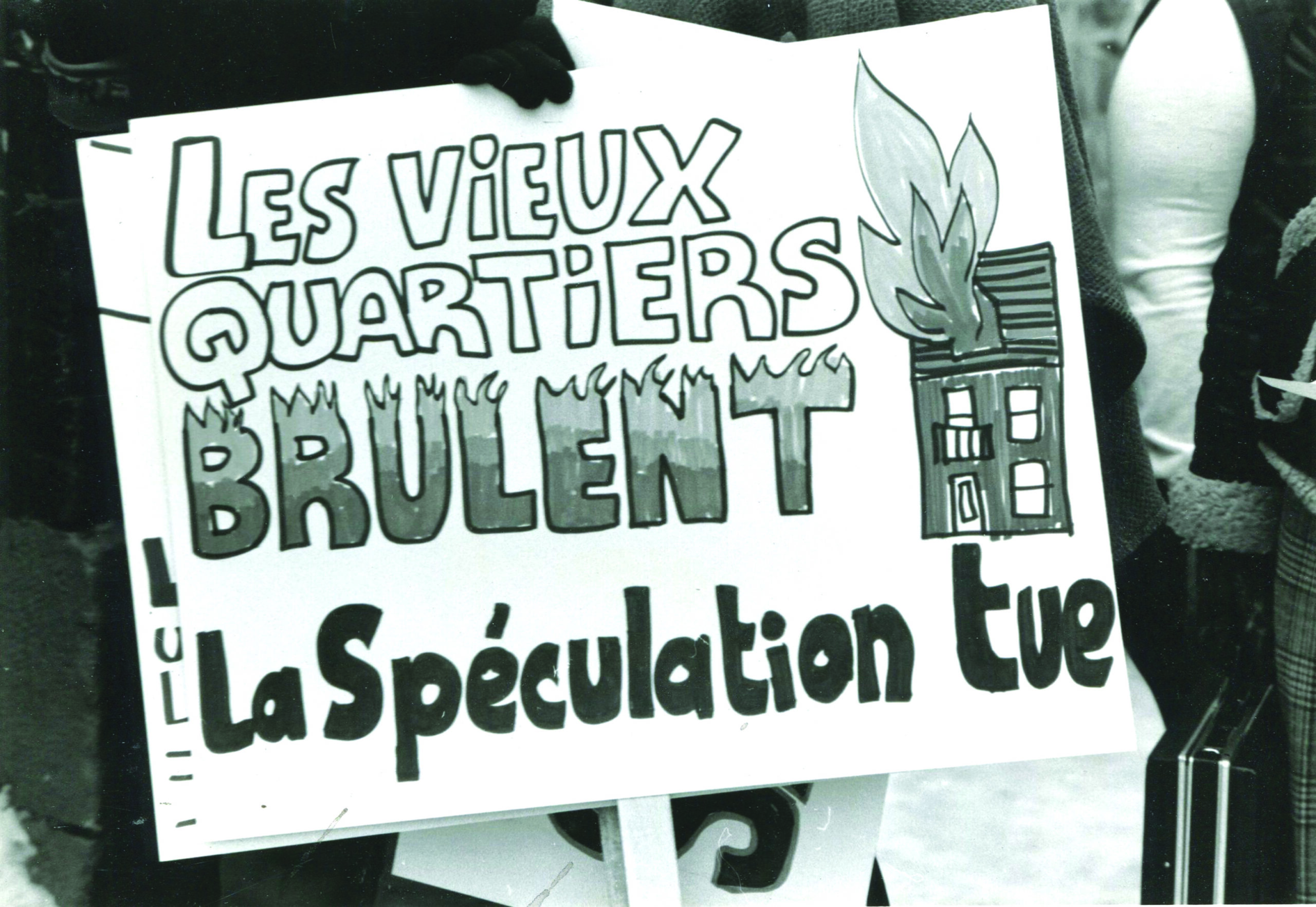La population se mobilise pour réclamer des logements lors d’une manifestation, 1974.
