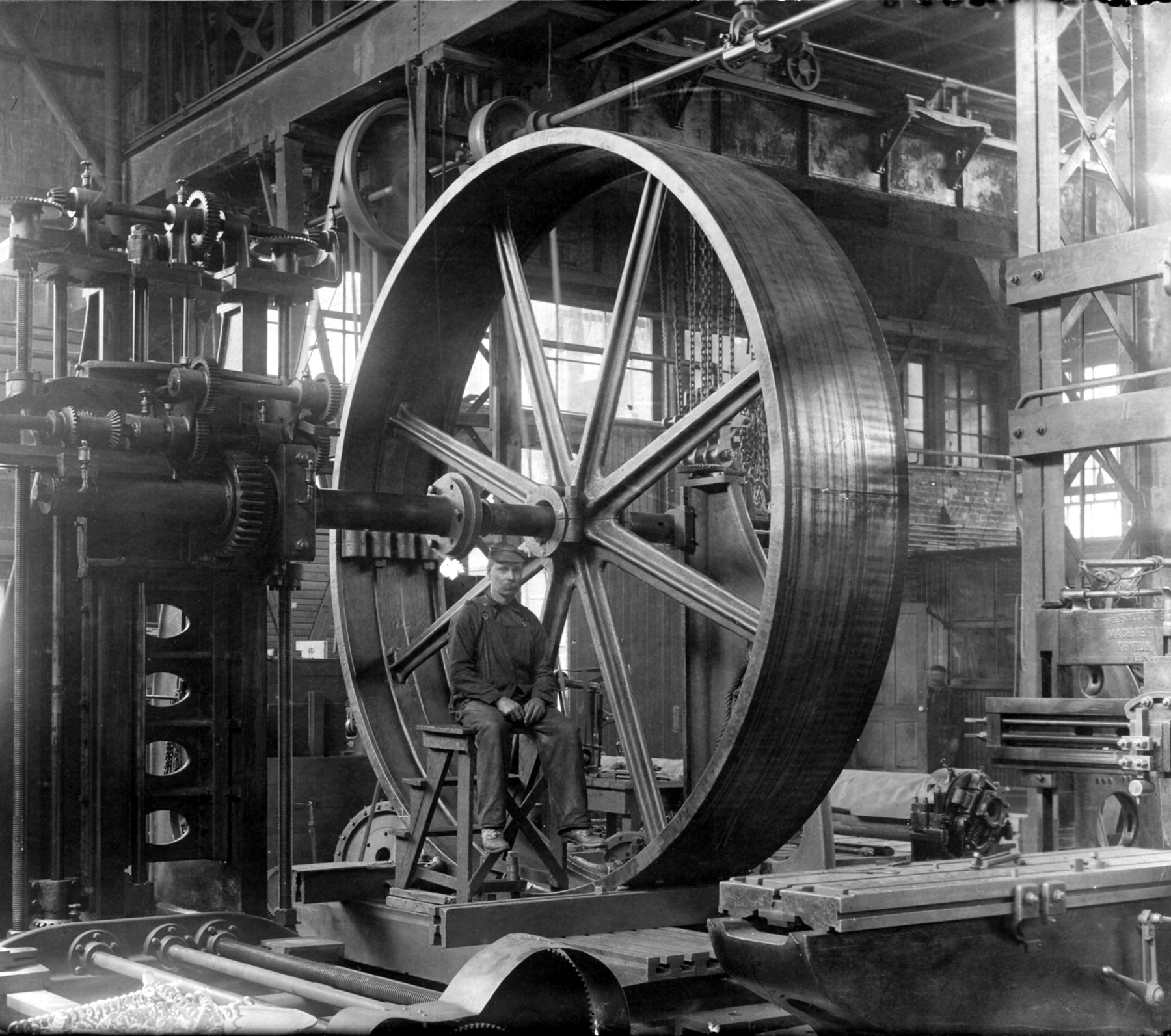 Un ouvrier à l’intérieur de l’usine de la compagnie Hydraulic Machinery, rue Tansley, vers 1900.