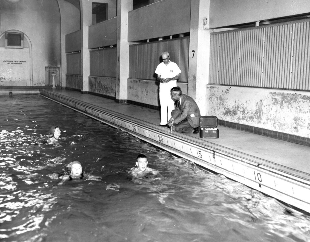 Prise d’échantillons, vers 1963.