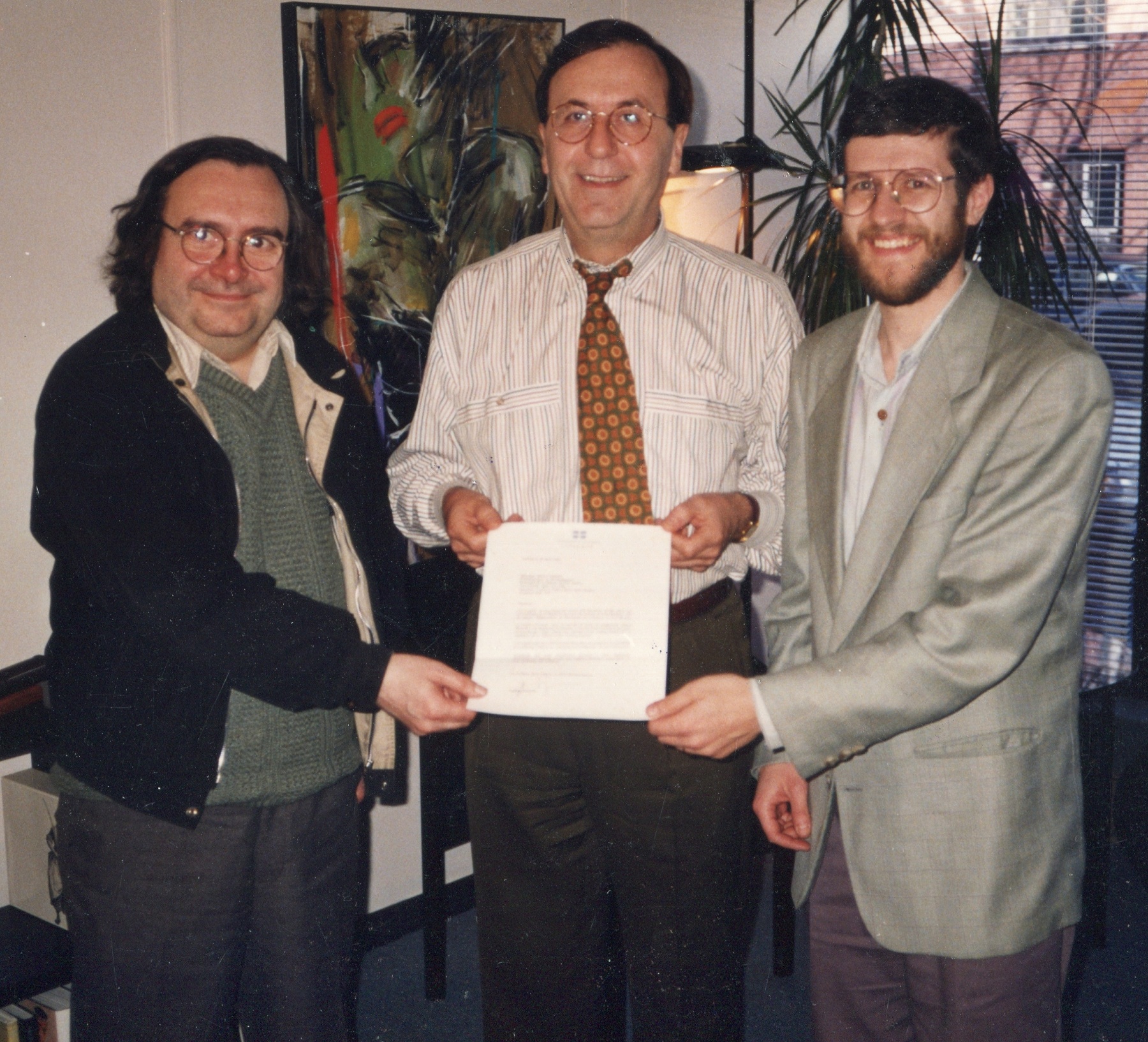 Signature du contrat de la cession du bain Généreux à l’Écomusée du fier monde, avec Michel Gendron, co-directeur, André Boulerice, élu de Sainte-Marie – Saint-Jacques, et René Binette, co-directeur, 1995.