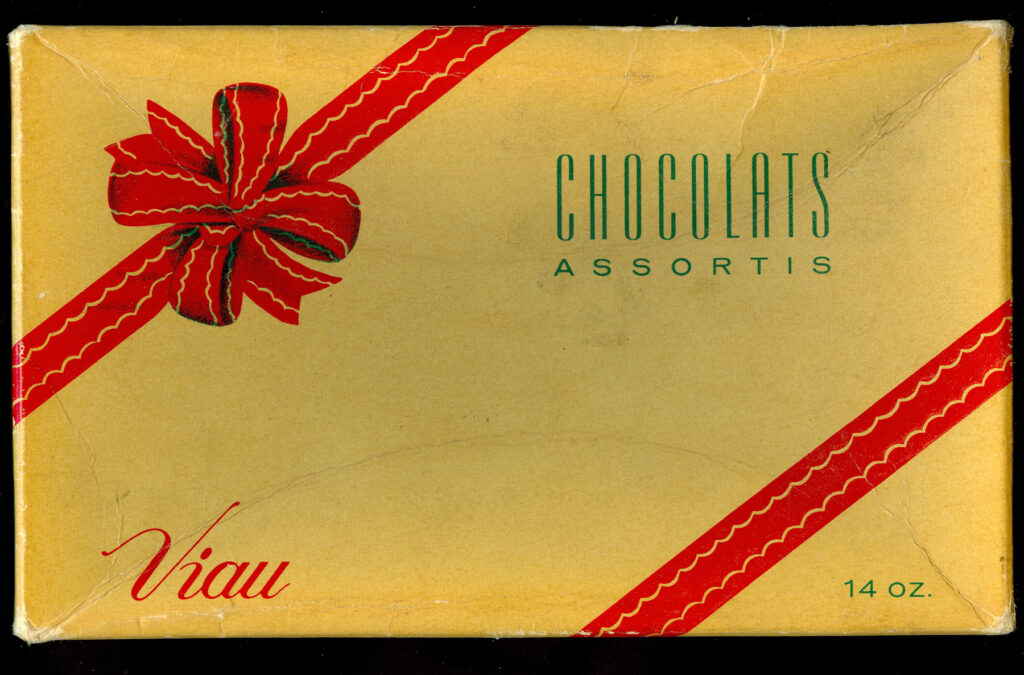 Boite-cadeau en carton de chocolats assortis, vers 1955.