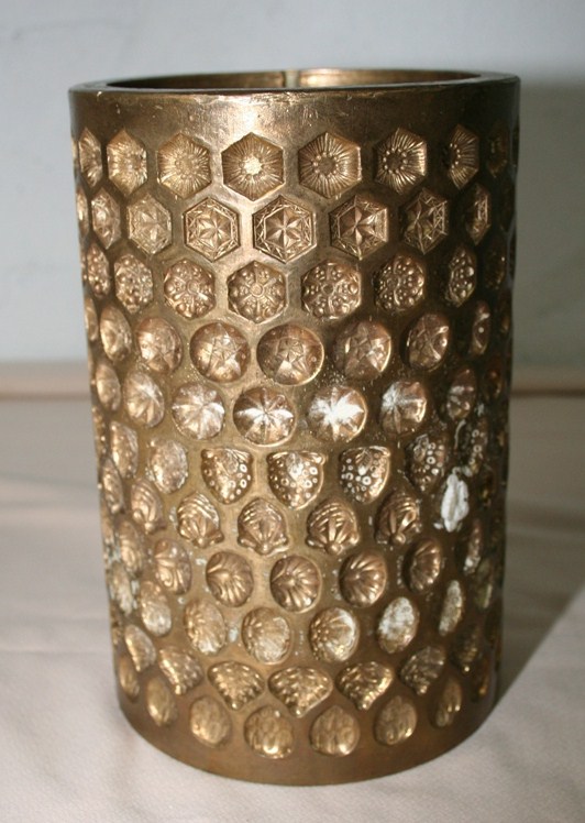 Moule à bonbon circulaire en fonte, vers 1930. 