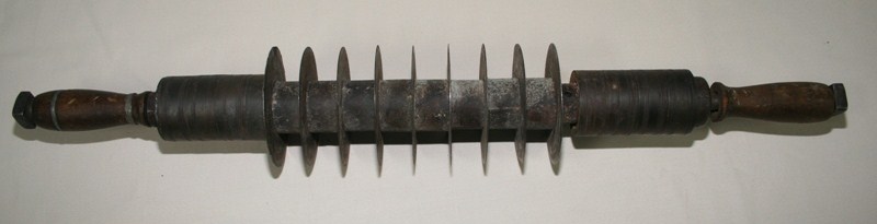 Rouleau utilisé pour découper le caramel, vers 1906.