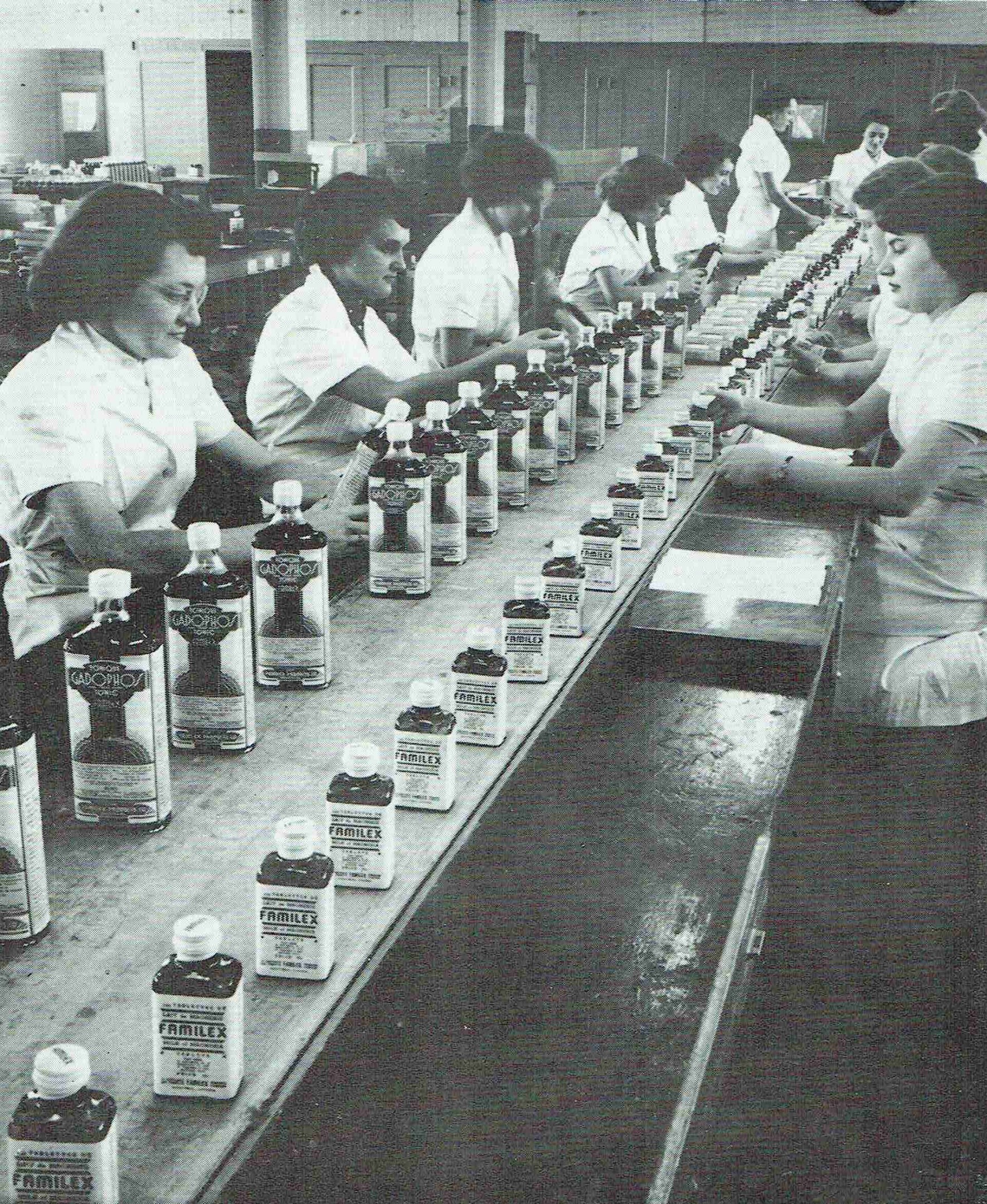 Groupe d’employées travaillant à l’emballage des produits, vers 1953. Journal Familex, numéro spécial du 25e anniversaire, 1928-1953, Collection Familex, Écomusée du fier monde.