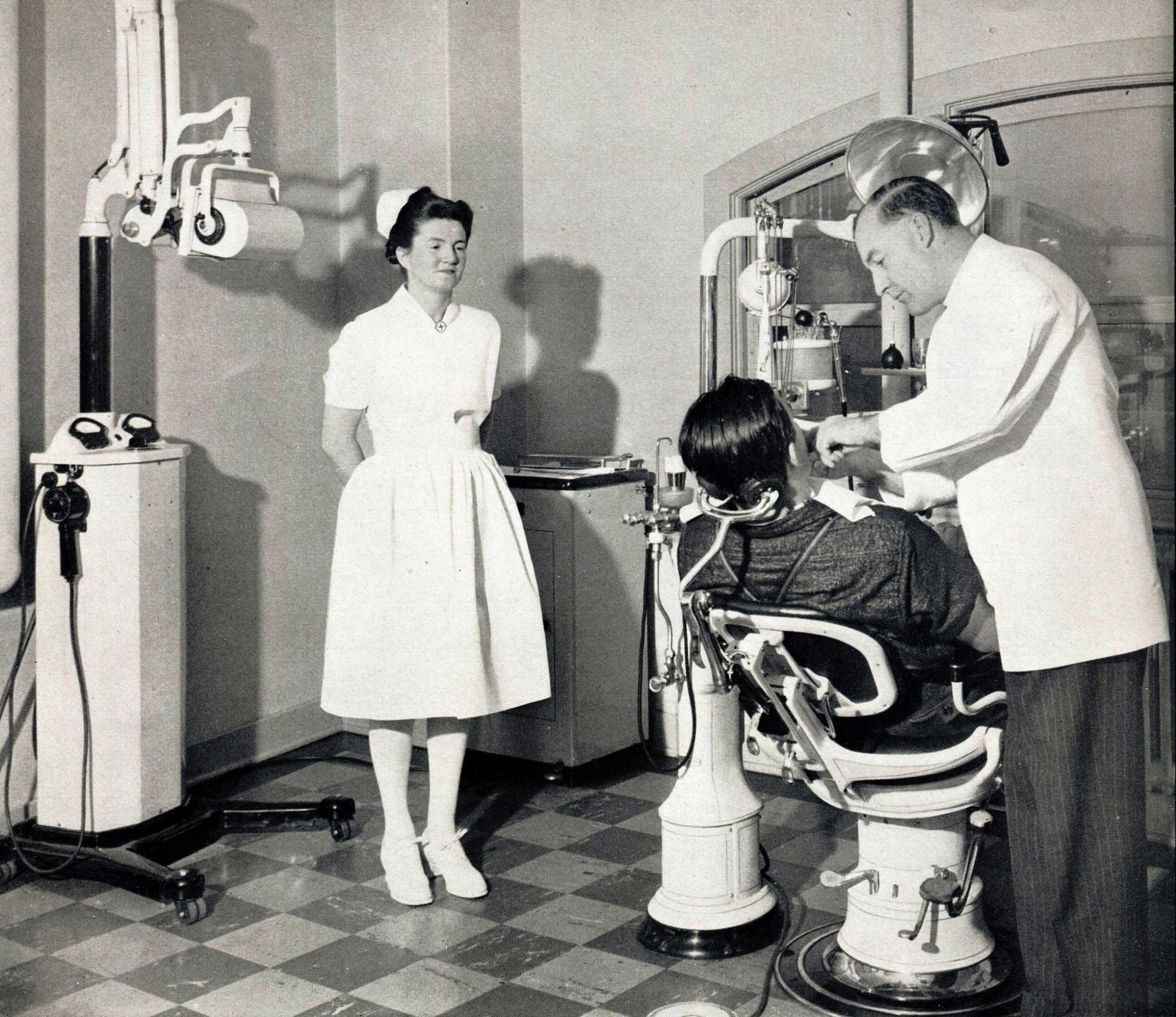 Salle d’examen dentaire, vers 1939, Now you’re with Molson’s, Collection Molson, Écomusée du fier monde. 