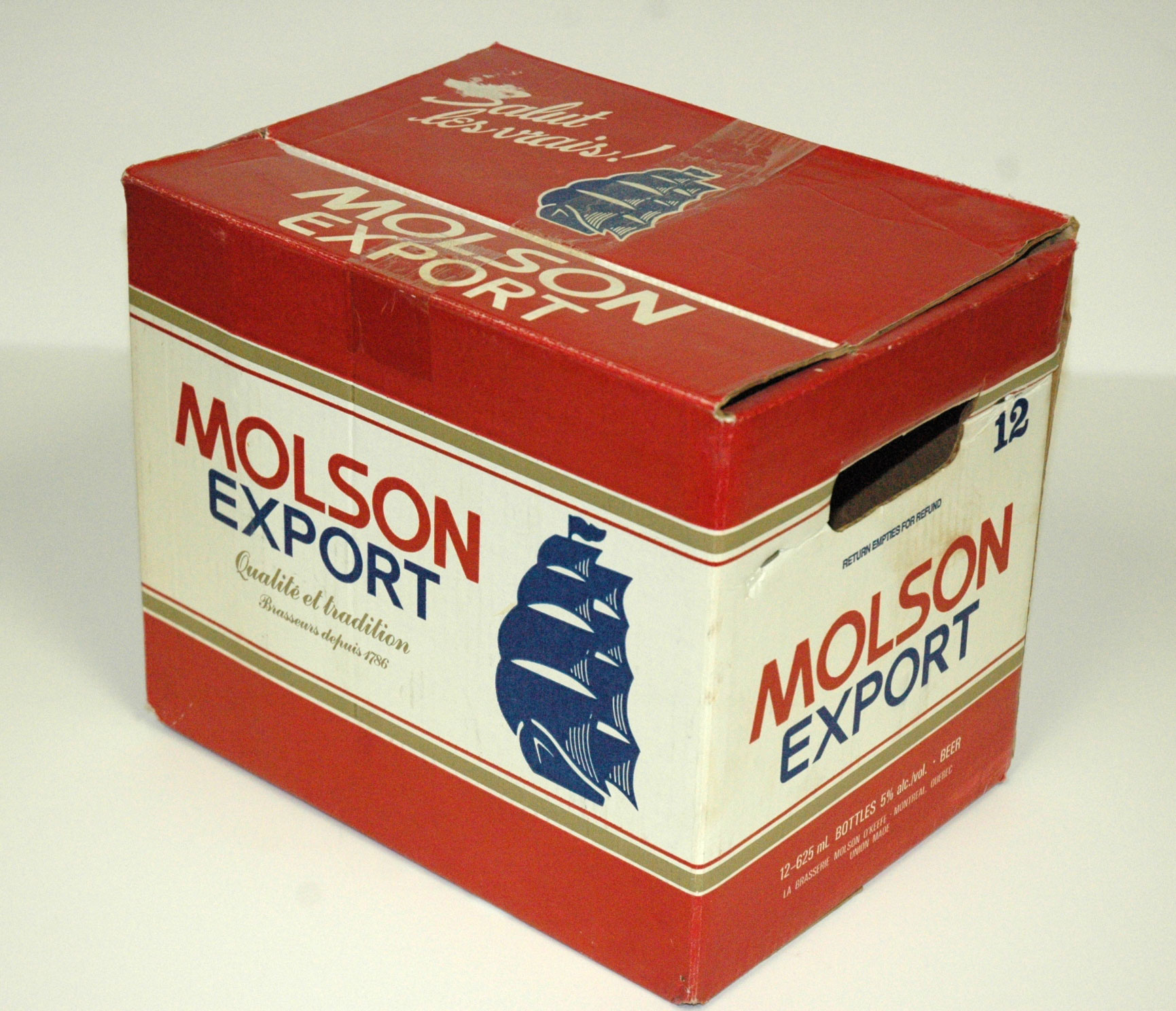 Une caisse en carton, vers 1990. Collection Molson, Écomusée du fier monde.