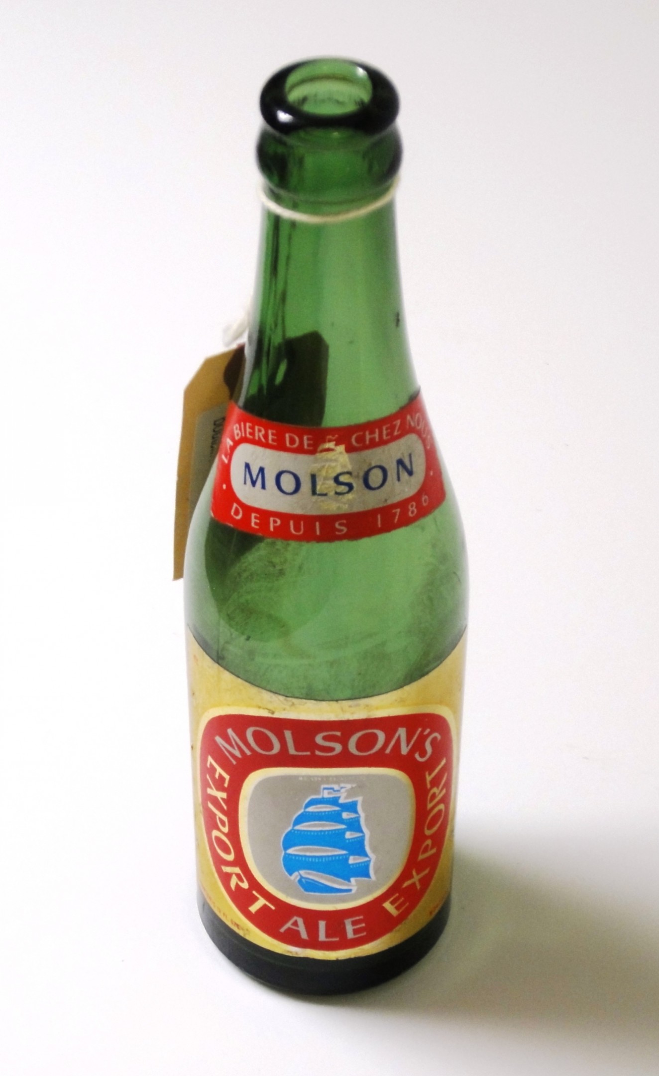 Petite bouteille allongée de Molson Export, date inconnue. Collection Molson, Écomusée du fier monde.