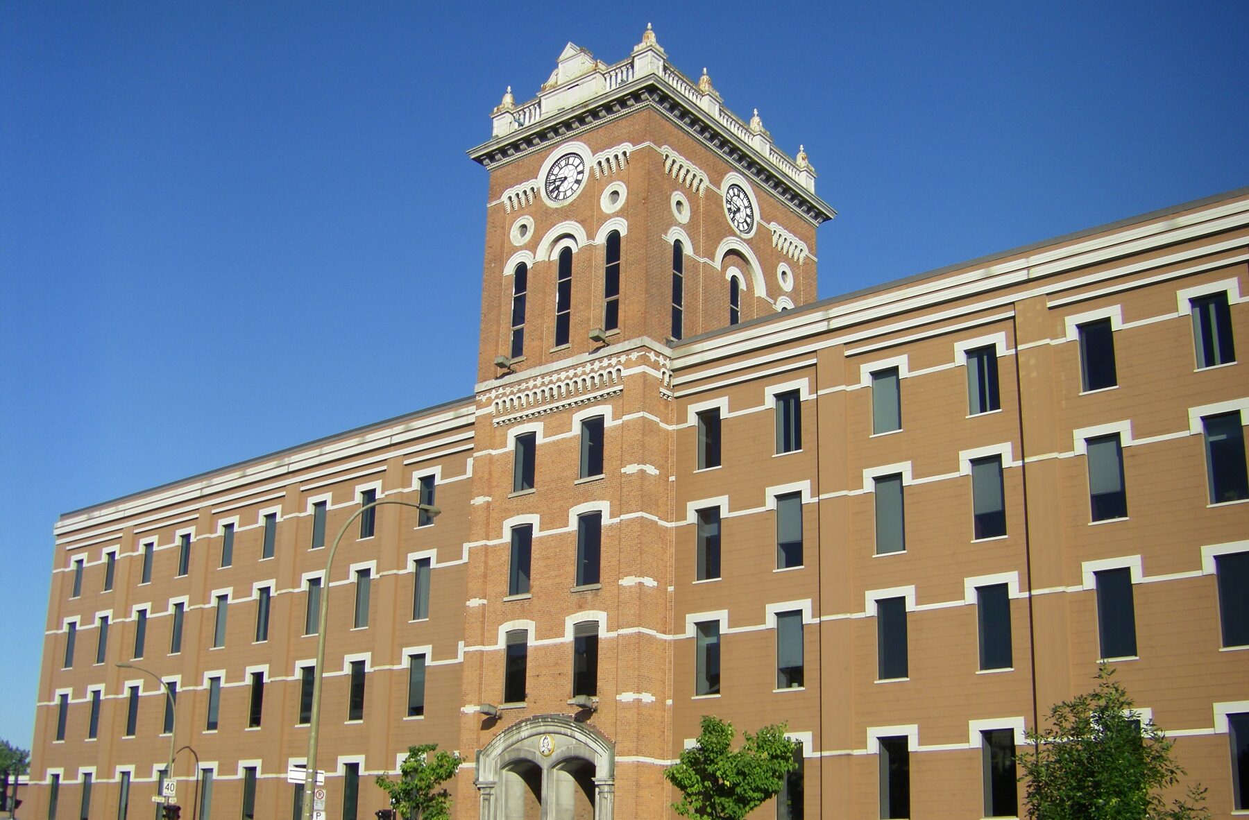 Usine de tabac Macdonald Tobacco : 2455, rue Ontario Est, 2012. Photo: Écomusée du fier monde.