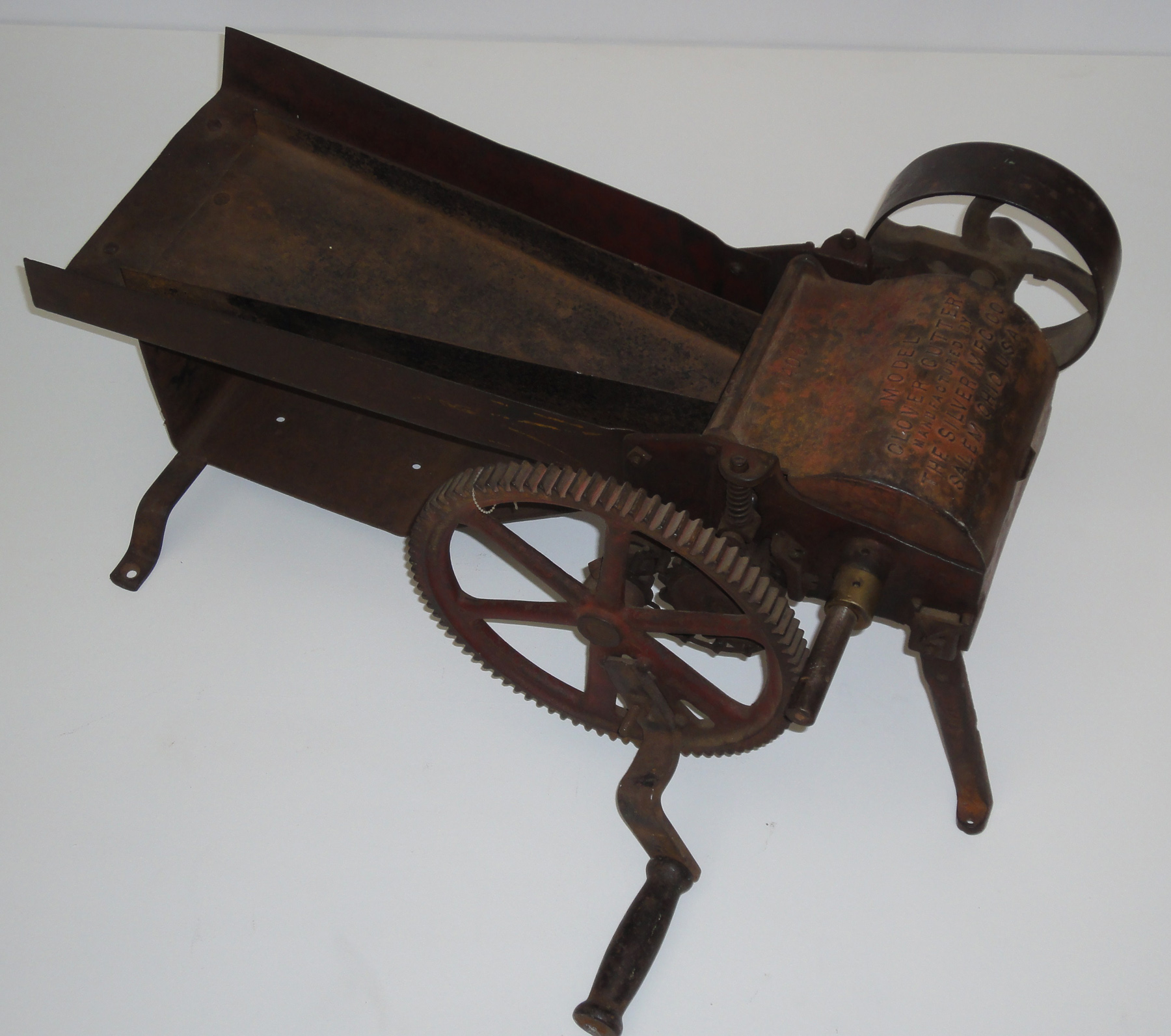 Machine à manivelle pour hacher le tabac, début du 20e siècle. Collection Macdonald Tobacco, Écomusée du fier monde.