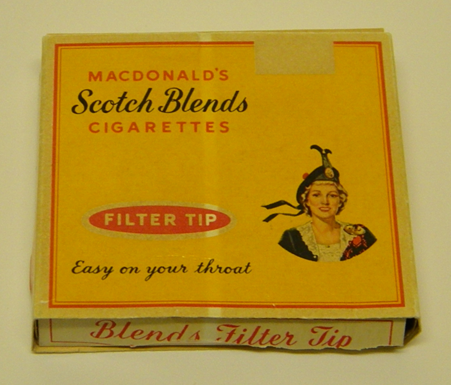 Paquet de cigarettes Scotch Blends, vers 1950. Collection Macdonald Tobacco, Écomusée du fier monde.